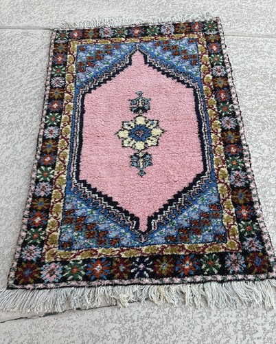 Vintage hand knotted - 44", x